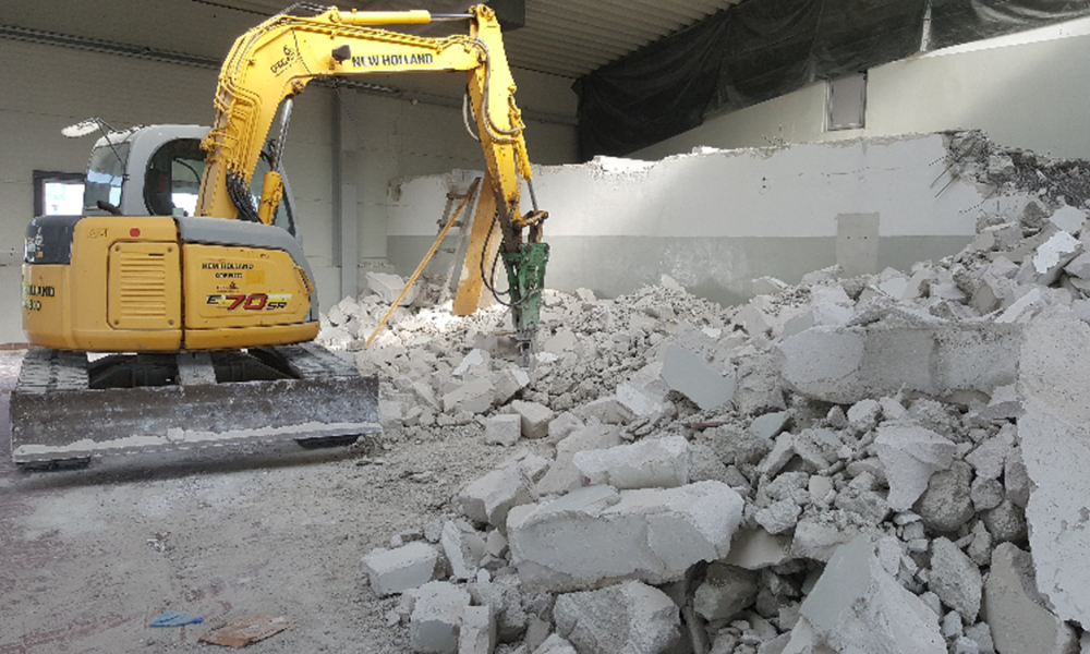 demolare-cu-excavator-NEW-HOLLAND-de-pereti-existenti-in-interiorul-halei-1-1